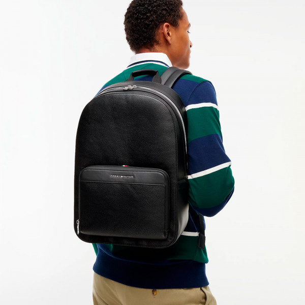 mochila-con-logo-metalizado