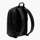 mochila-com-logotipo-metalico