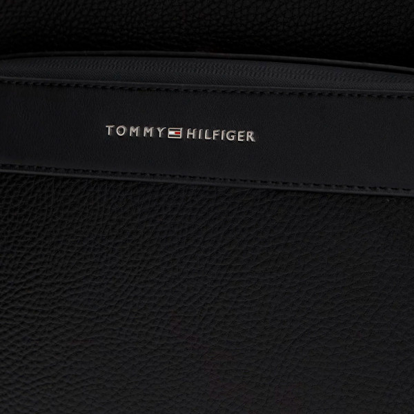 mochila-com-logotipo-metalico