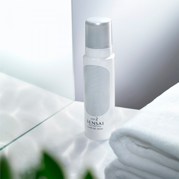 Silkeagtig, rensende, klar gel-ansigtsrens