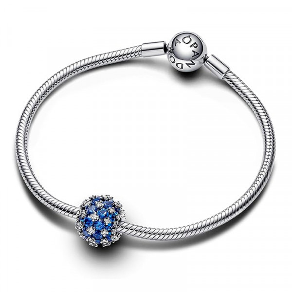 charm-bleu-rond-brillant-en-pave-792630c02