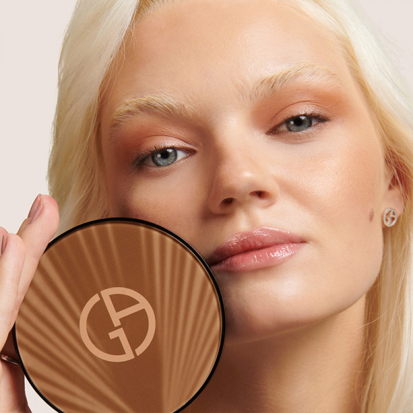 lichtgevende-silk-glow-bronzer-poederbronzing