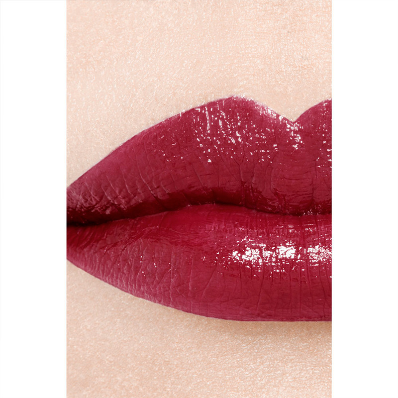 The Long-Lasting Moisturizing and Plumping Lipstick. Intense Color and Shine.