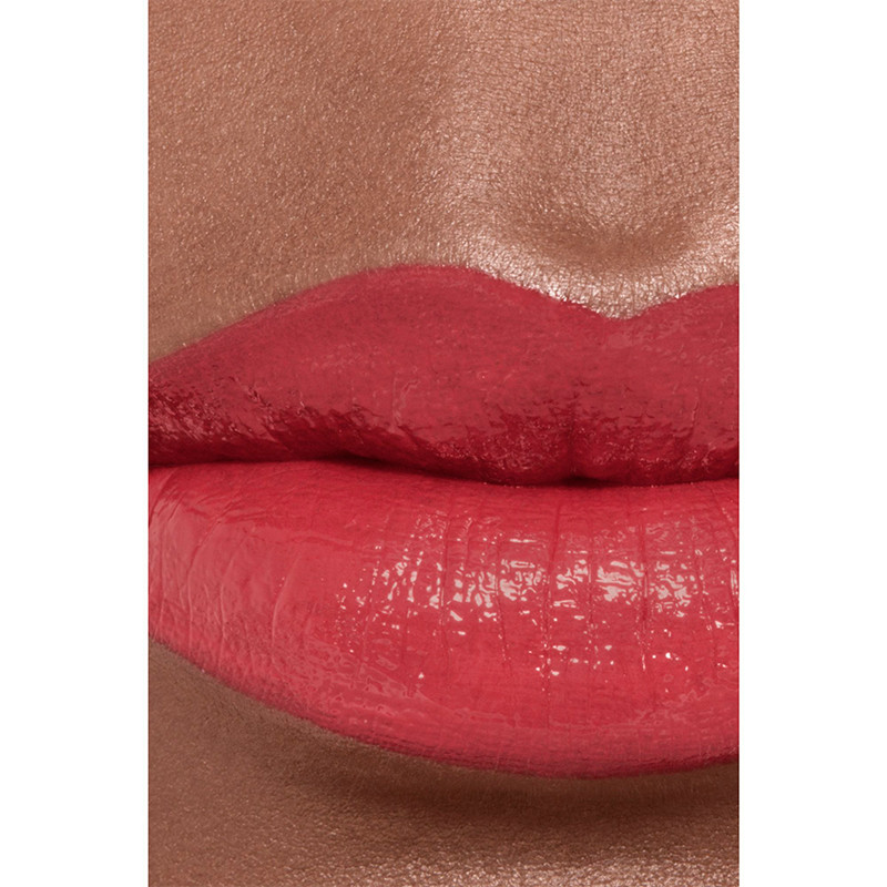 The Long-Lasting Moisturizing and Plumping Lipstick. Intense Color and Shine.