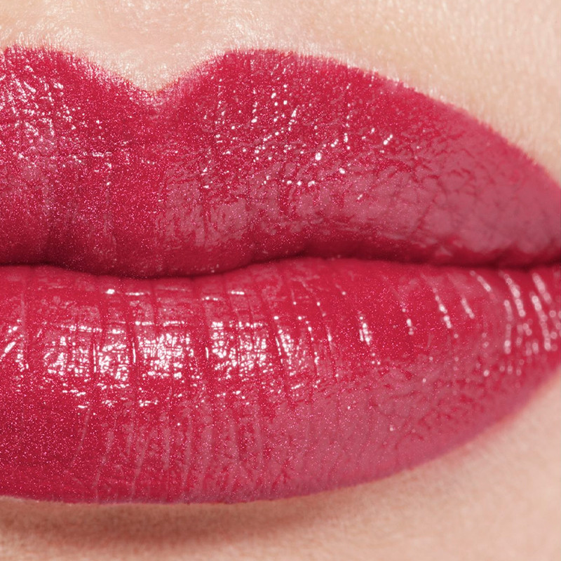 de-hoge-intensiteit-lippenstift-geconcentreerd-licht-en-behandeling-oplaadbaar-rouge-allure-lextrait