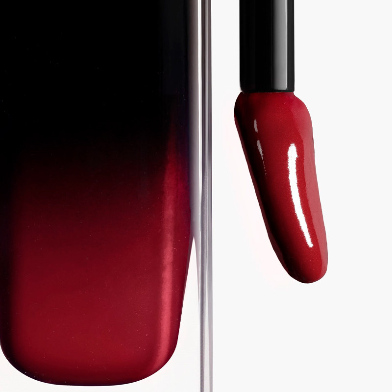 il-rossetto-liquido-lucente-e-a-lunga-durata-rouge-allure-laque