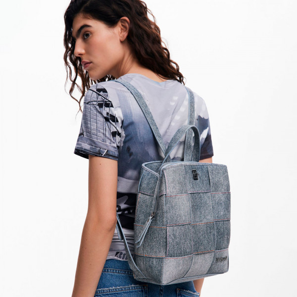 mittelgrosser-geflochtener-rucksack-in-denim-optik