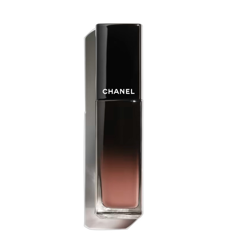 la-barra-de-labios-liquida-brillante-y-de-larga-duracion