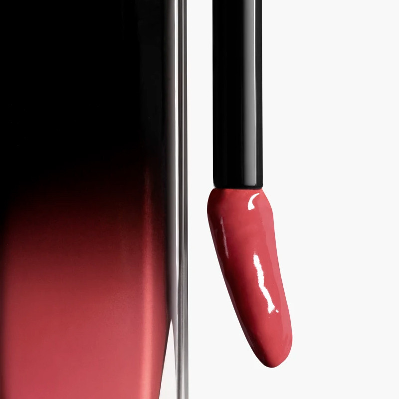 la-barra-de-labios-liquida-brillante-y-de-larga-duracion