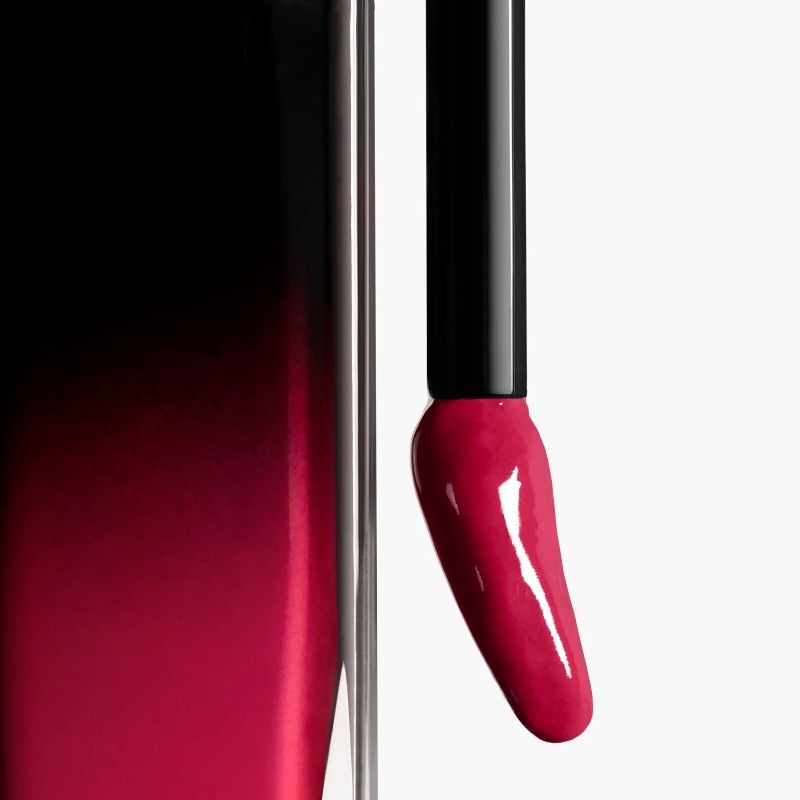 la-barra-de-labios-liquida-brillante-y-de-larga-duracion