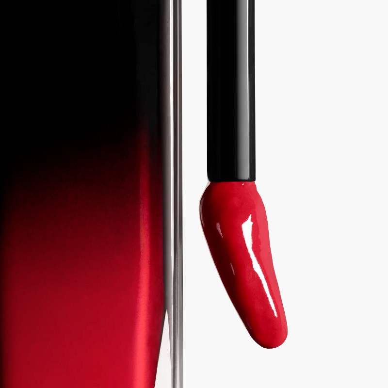 la-barra-de-labios-liquida-brillante-y-de-larga-duracion