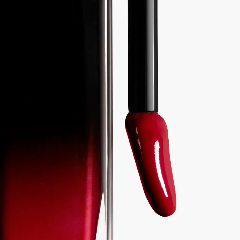 la-barra-de-labios-liquida-brillante-y-de-larga-duracion