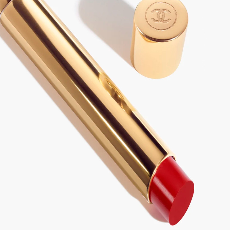 il-rossetto-ad-alta-intensita-concentrato-di-luce-e-trattamento-ricarica