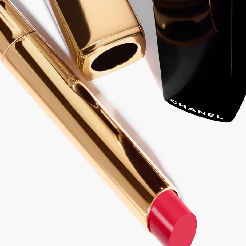 il-rossetto-ad-alta-intensita-concentrato-di-luce-e-trattamento-ricaricabile