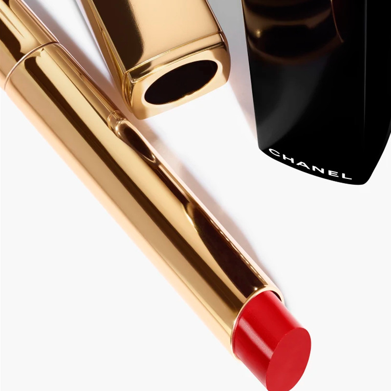 der-hochintensive-lippenstift-licht-und-pflegekonzentrat-wiederaufladbar