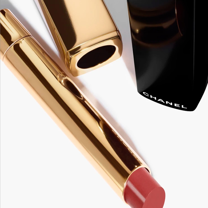 il-rossetto-ad-alta-intensita-concentrato-di-luce-e-trattamento-ricaricabile