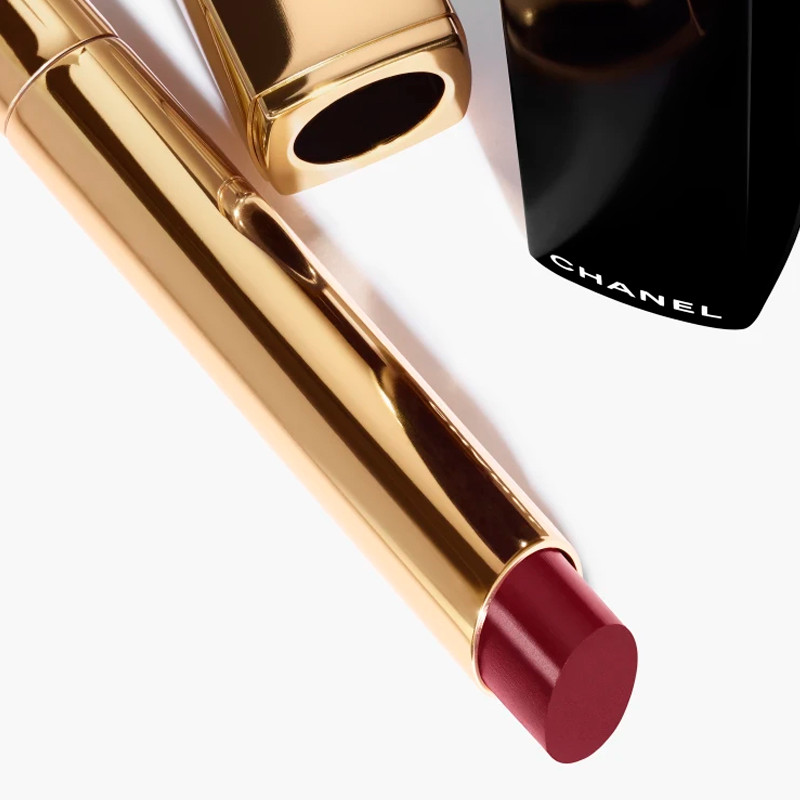 il-rossetto-ad-alta-intensita-concentrato-di-luce-e-trattamento-ricaricabile