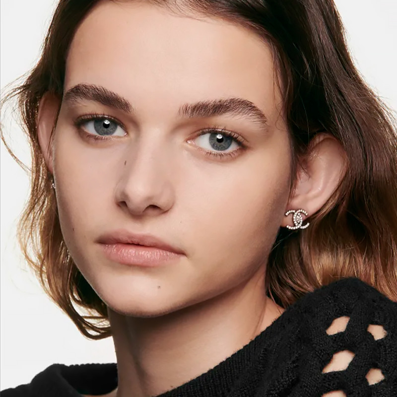 swieza-woda-do-makijazu-z-mikrobabeczkami-pigmentow-efekt-nagiej-skory-naturalny-i-jasny-dobry-efekt-na-twarzy