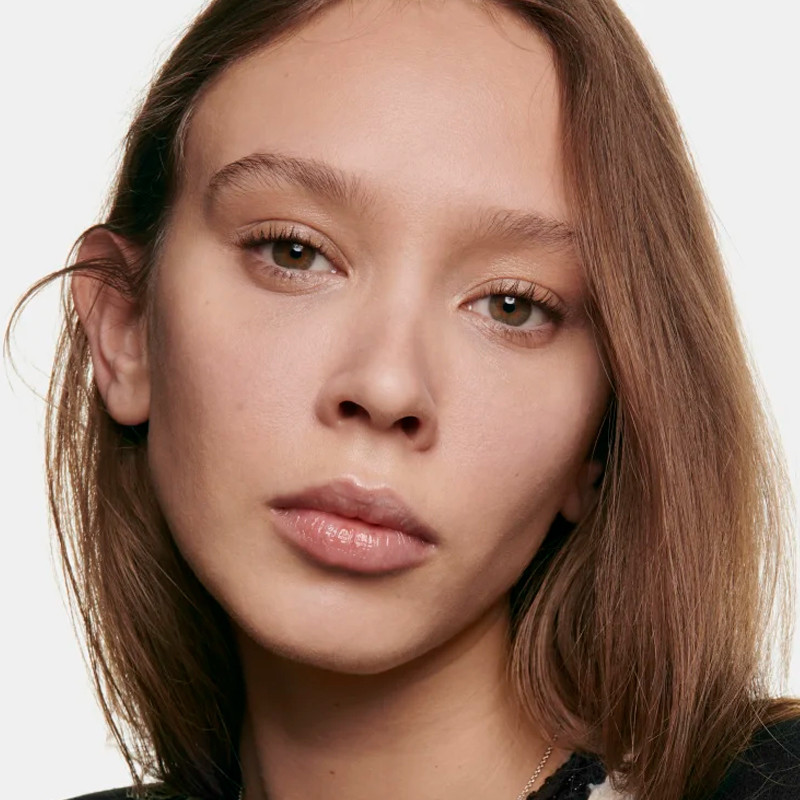 agua-de-maquillaje-fresca-con-microburbujas-de-pigmentos-efecto-piel-desnuda-efecto-buena-cara-natural-y-luminoso