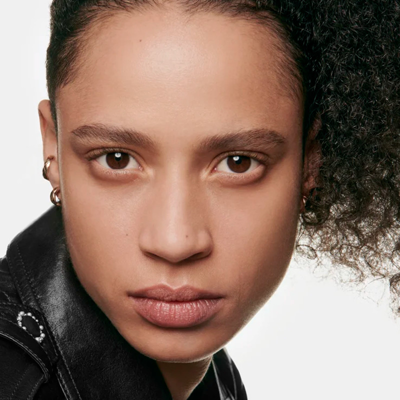 agua-de-maquillaje-fresca-con-microburbujas-de-pigmentos-efecto-piel-desnuda-efecto-buena-cara-natural-y-luminoso