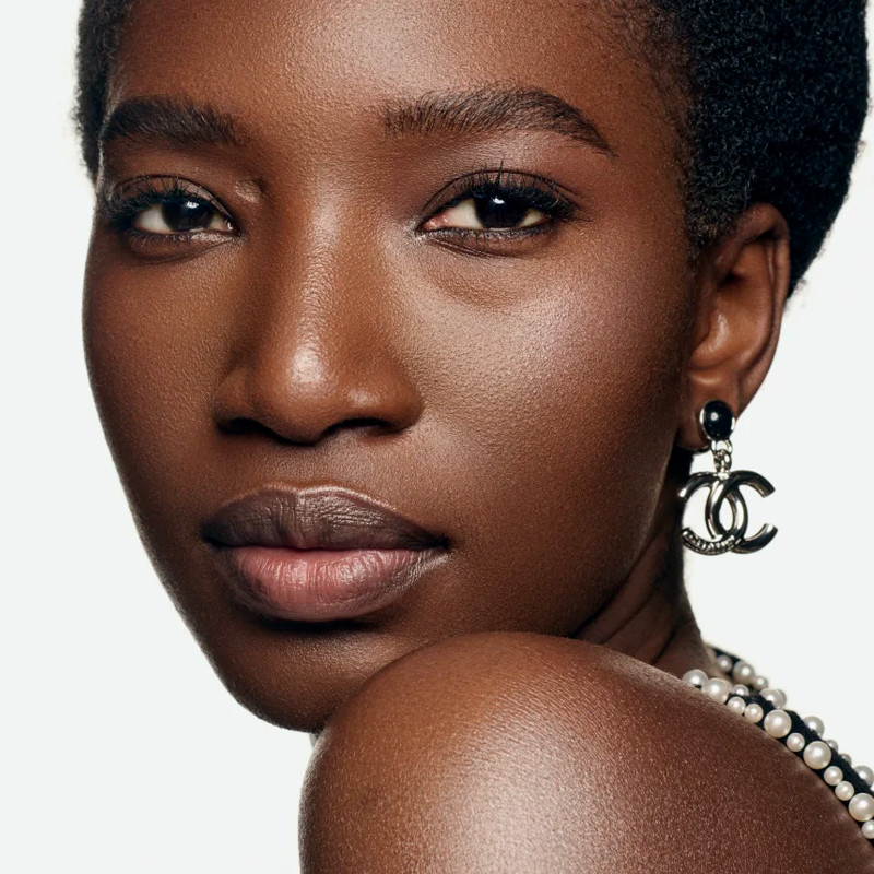 illuminateur-de-teint-effet-irise-effet-visage-lumineux-et-bon-pour-le-visage-et-le-corps