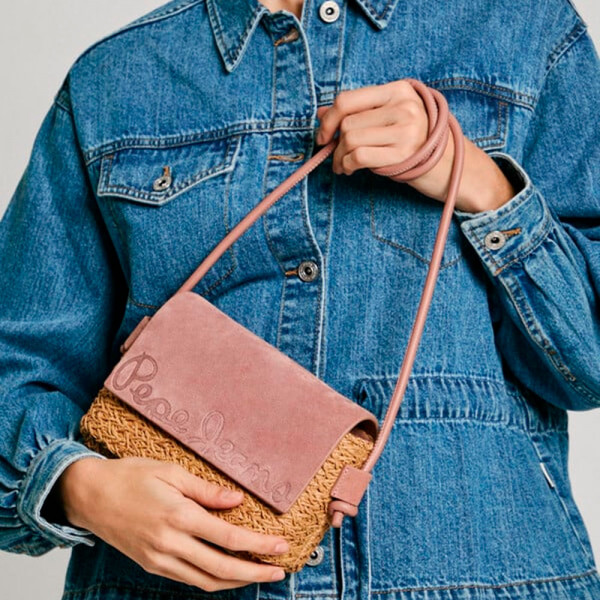 sac-bandouliere-avec-logo-en-relief
