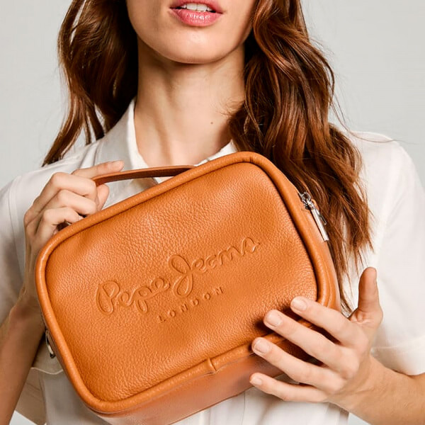 borsa-a-tracolla-effetto-pelle-con-logo