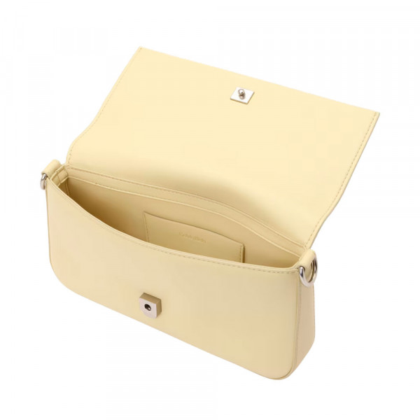 geformte-schultertasche-mit-klappe