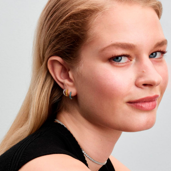 hug-earrings-293849c01