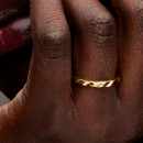 anillo-banda-ondulada-163885c00