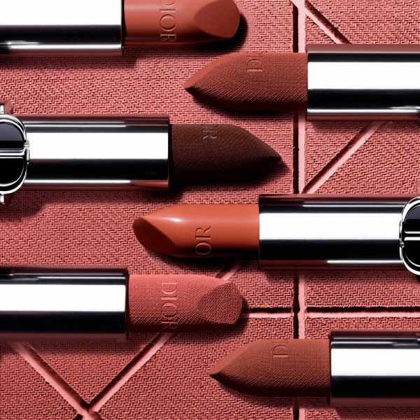 color-couture-lipstick-fluweelzachte-finish-hydraterende-bloemenbehandeling-langdurig