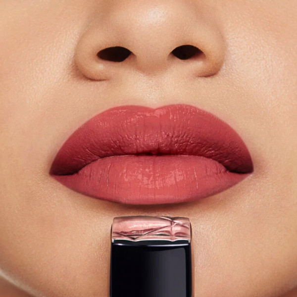color-couture-lippenstift-satin-finish-feuchtigkeitsspendende-blumenbehandlung-langanhaltend