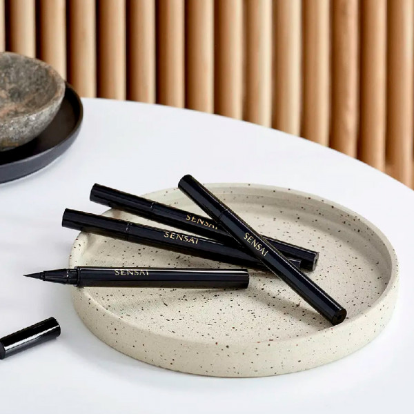 conception-d-eye-liner-liquide-eyeliner-liquide