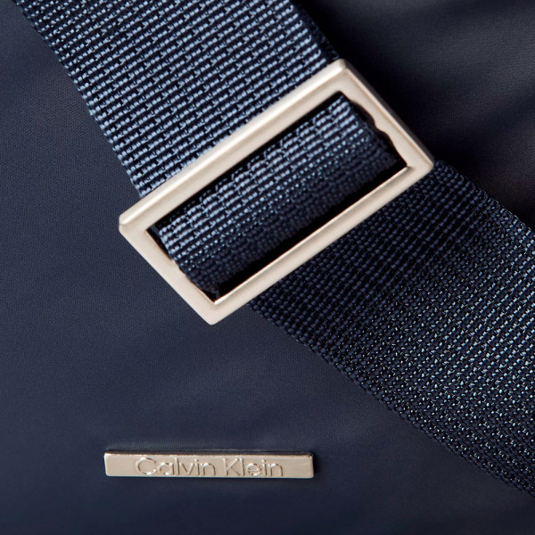 schlanke-nylon-reporter-umhangertasche
