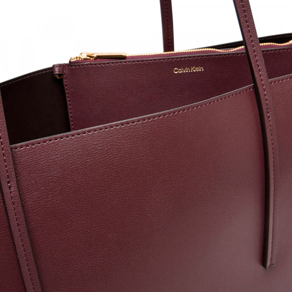 sac-fourre-tout-avec-logo-en-aluminium