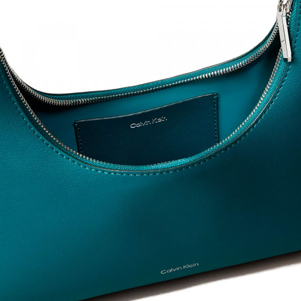 bolso-de-hombro-con-logo-en-lamina-metalica